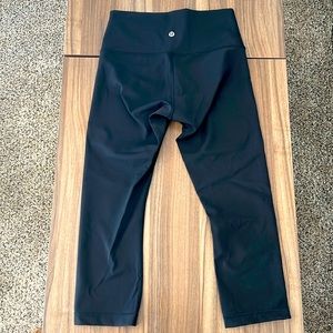 Lululemon Size 6 Wunder 19 inch crop, black